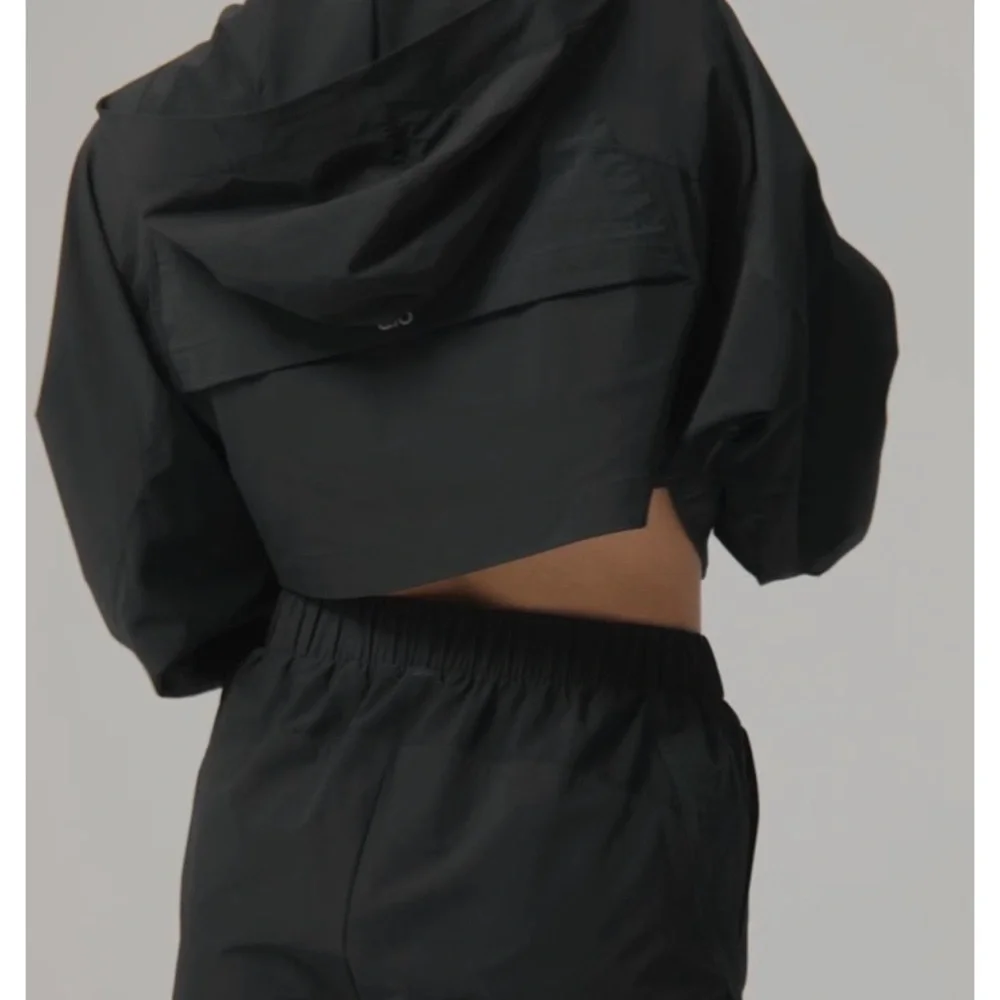 ALO Yoga Black Cropped Playmaker Jacket - Picture 3 of 6